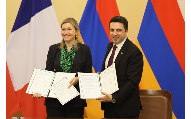 Signature de l'accord avec le Président de l'AN arménien Alen Simonyan.